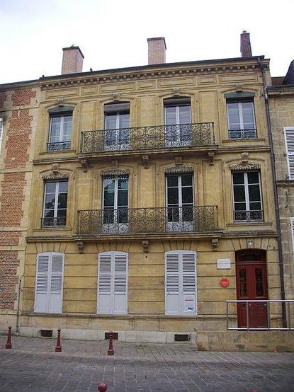 Maison des Ailleurs à #CharlevilleMézières (#Ardennes)
Suite 👉 https://monumentum.fr/maisons-des-illustres/mi048/charleville-mezieres-maison-des-ailleurs
#Patrimoine #
Photo CC-BY-SA 4.0 : Fab5669