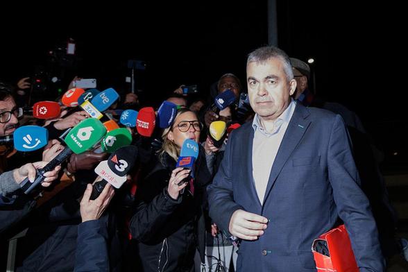 El exsecretario de organización del PSOE, Santos Cerdán, cruza ante la prensa, tras su excarcelación en Soto del Real, el 19 de noviembre de 2025. (Carlos Luján / Europa Press via Getty Images)