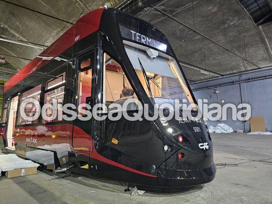 foto di un tram CAF Urbos 3 simile ai modelli destinati alla rete di Roma, in ambiente urbano
