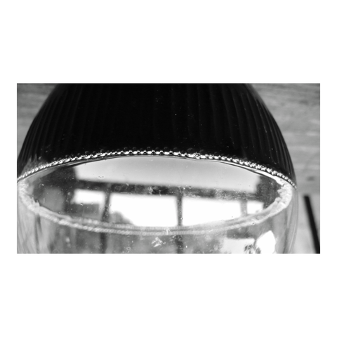 Red wine in a carafe with pretty bubbles on the surface. (Version françæ) Vin rouge dans æn carafe avec de jolis bubulles al surface.