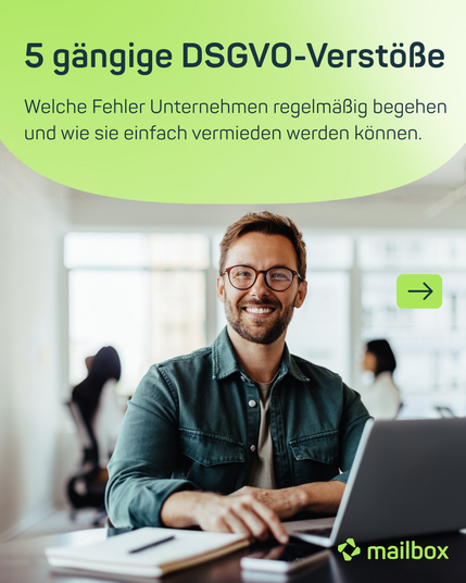 "5 gängige DSGVO-Verstöße: Welche Fehler Unternehmen regelmäßig begehen und wie sie einfach vermieden werden können." Zu sehen ist auch das Logo von mailbox. Im Hintergrund ist ein lächelnder junger Mann vor einem Laptop zu sehen.