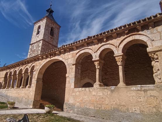 Galeria porticada romanica de la iglesia de Barca (Soria)