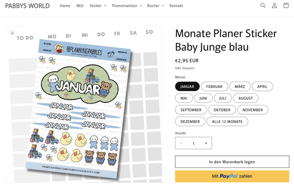 Seite aus meinem Stickershop:
Planersticker Baby Junge Monate. Eine Wolke mit Babyelementen für die erste Seite des Monats, und fünf einfachere, farblich passende Monatsnamen für die weiteren Seiten.
Einzelne Elemente: Babyjungen mit blauem Strampler, gelbe Quietscheentchen, Schnuller, bunte Bauklötze. Sticker.