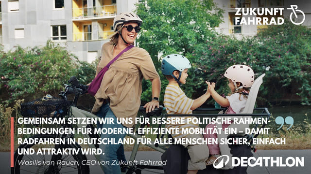 Foto einer lachenden Frau auf einem Longtail von Decathlon, hinten machen zwei Kinder Tschacka. Darüber steht ein Zitat von Wasilis von Rauch, dem CEO von Zukunft Fahrrad: Gemeinsam setzen wir uns für bessere politische Rahmenbedingungen für moderne, effiziente Mobilität ein - damit Radfahren für alle Menscehn sicher, einfach und attraktiv wird.