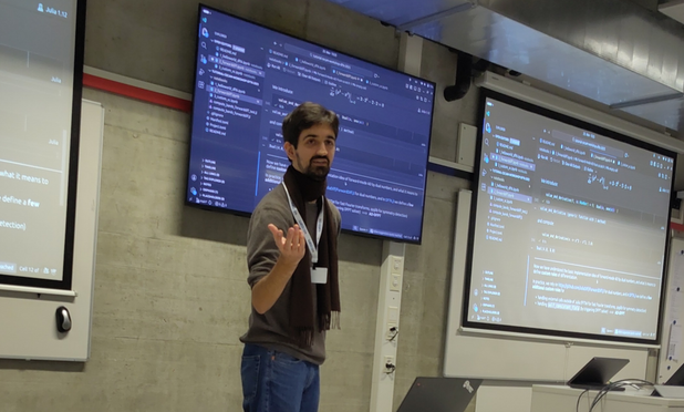 Niklas Schmitz in front of screen presenting