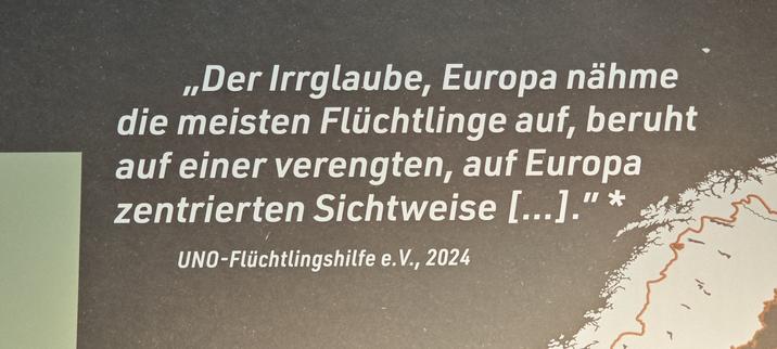 Aufnahme einer Schautafel aus der Gedenkstätte im ehemaligen Notaufnahmelager in Gießen
"Der Irrglaube, Europa nähme die meisten Flüchtlinge auf, beruht auf einer verengen, auf Europa zentrieren Sichtweise [...]"
UNO Flüchtlingshilfe e. V., 2024