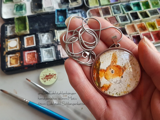 anhänger mit handgemaltem Motiv Eichhörnchen das hinter Buamstamm hervorlugt