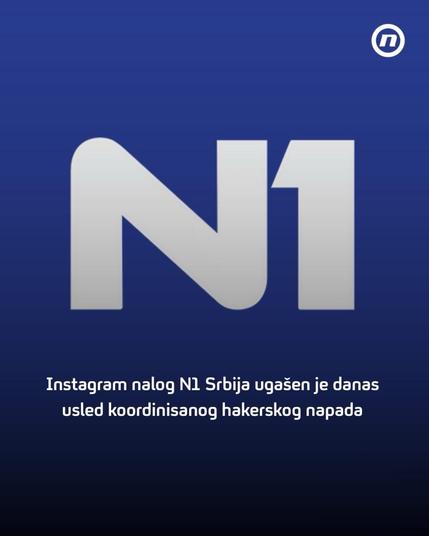 Sharepic. Der Hintergrund ist ein glatter, dunkelblauer Farbverlauf. In der Mitte steht groß das Logo „N1“ in weißen, klaren Blockbuchstaben. Oben rechts befindet sich ein kleinerer runder Logo-Button von TV Nova.

Unter dem großen Logo steht ein Text in serbischer Sprache, ebenfalls in Weiß. Er lautet:

„Instagram nalog N1 Srbija ugašen je danas usled koordinisanog hakerskog napada.“

Das bedeutet: „Der Instagram-Account von N1 Serbien wurde heute infolge eines koordinierten Hackerangriffs deaktiviert.“