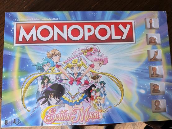 Die Verpackung einer "Sailor Moon"-Edition von Monopoly. Auf der Front sind die Haupt-Charaktere der Serie abgebildet.