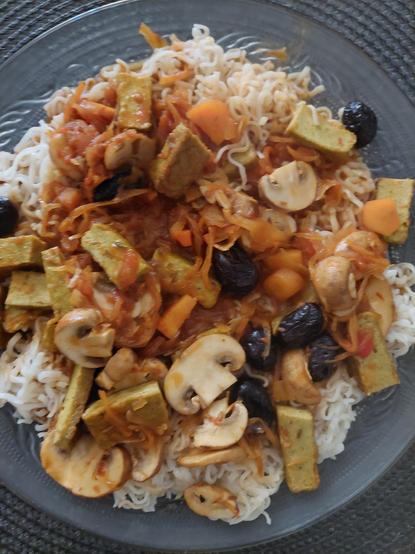 Assi1ette repas végétalienne 
 Pâtes Ramen. Sauce tomates, champignons de Paris, carotte, légumes lactofermentés, olives  noires, tofou ail des ours, filet de citron vert, shoyu, cumin en graines