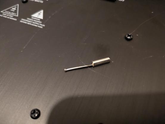 Nagel, der in einem abgebrochenen Cinch-Stift steckt.