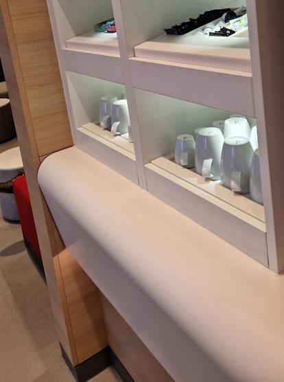 Regal mit Tassen in der DB-Lounge, extrem schmale Abstellgleis he davor mit extrem grossen Radius abgerundet; kippgefahr für Tassen