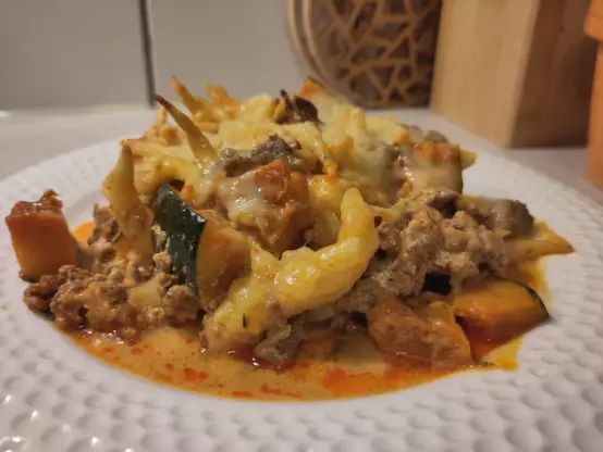 Eine Portion des Auflaufs auf einem Teller.