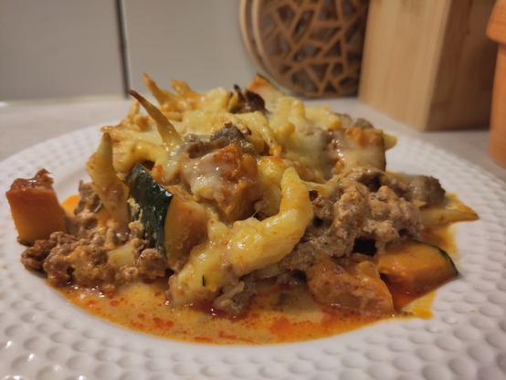 Eine Portion des Auflauf auf einem Teller.