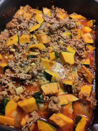 Das Gemüse und das Hackfleisch wurde in einer Pfanne gebraten..