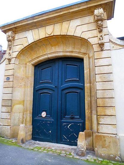 Ancien Hôtel Carsillier à #ManteslaJolie (#Yvelines) Construction XVIIe siècle. La grande porte cochère : inscription par arrêté du 2 février 1948.
Suite 👉 https://monumentum.fr/monument-historique/pa00087513/mantes-la-jolie-ancien-hotel-carsillier
#Patrimoine #MonumentHistorique
Photo CC-BY-SA 4.0 : Thor19