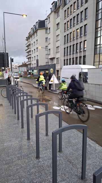 Famille cycliste circulant a proximité des nouveaux arceaux-vélos