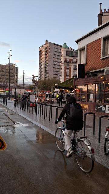 Cycliste passant devant les nouveaux arceaux-vélos