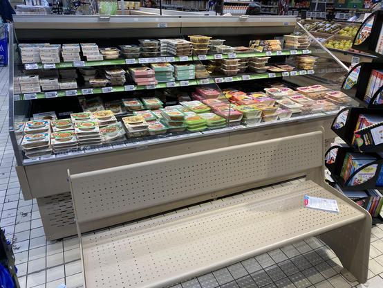 Dans une grande surface, un banc métallique pour permettre aux gens de s'assoir se trouve placé à 15 cm d'un rayon, rendant l'accès à ce dernier impossible, sauf aux personnes valides pouvant se glisser derrière.