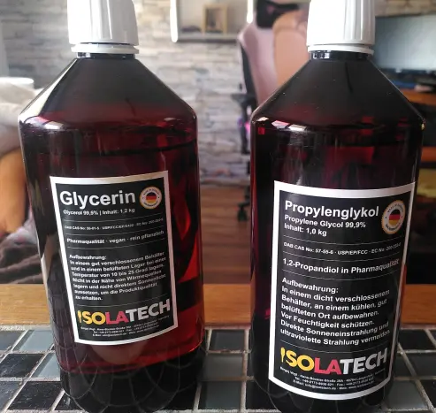 Je eine Flasche Glycerin und Propylenglykol.