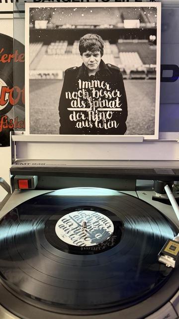 Vinyl Schallplatte „Der Nino Aus Wien-Immer Noch Besser Als Spinat“ auf einem Plattenspieler.