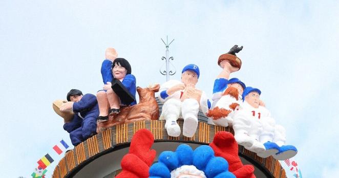 Easy Japanese news in translation: Osaka Expo mascot Santa doll displayed in Kobe