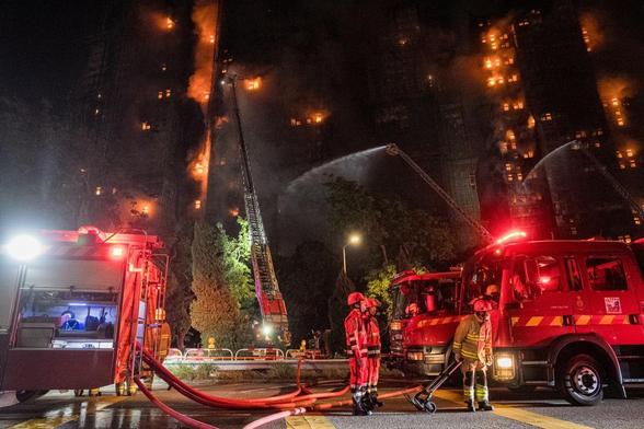 Bomberos en un incendio de apartamentos en Tai Po en Hong Kong, China, el 26 de noviembre de 2025. Según el gobierno de Hong Kong, el incendio de cinco alarmas, que comenzó el 26 de noviembre, dejó al menos 13 personas muertas y tres en estado crítico. (EFE)