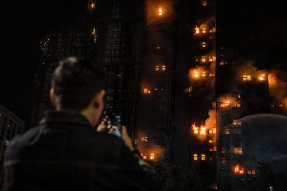 Una persona fotografía un incendio en un apartamento en Tai Po, Hong Kong, China, el 26 de noviembre de 2025. Según el gobierno de Hong Kong, el incendio de cinco alarmas, que comenzó el 26 de noviembre, ha dejado al menos 13 personas muertas y tres en estado crítico. (EFE)