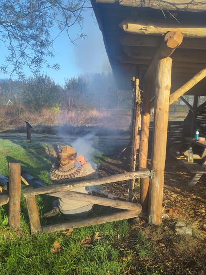 Vuurtje stoken, Karin op haar rug gezien.