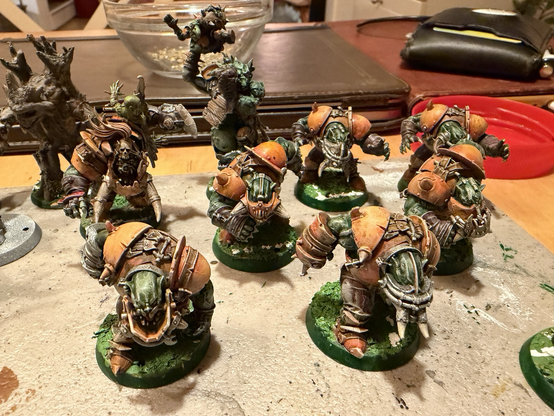 Blood Bowl Ork Team, fast fertig bemalt.