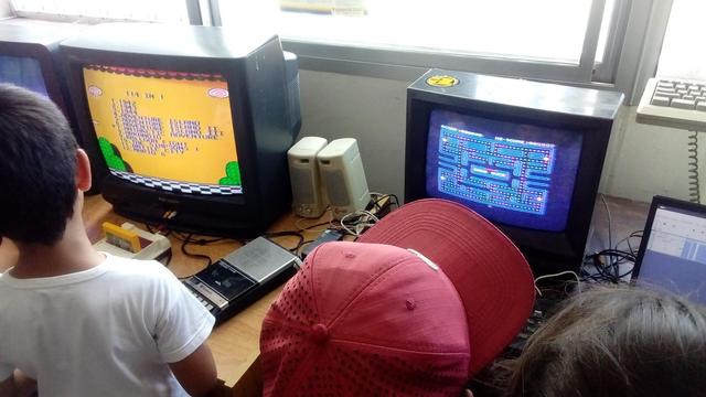 Niñes jugando Famiclon y Spectrum