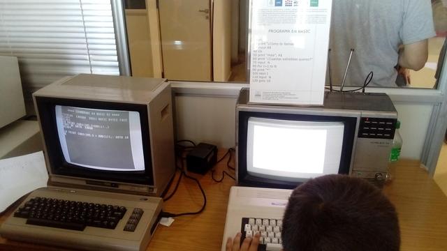 Niño programando en Basic