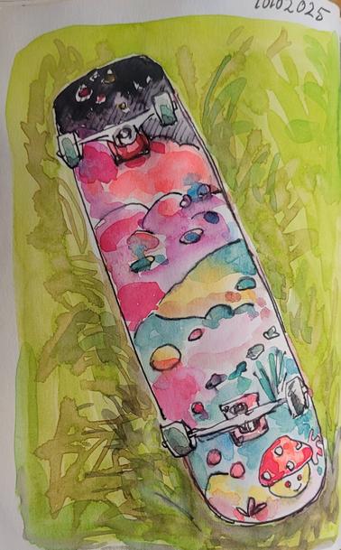Aquarellskizze über Federzeichnung: ein sehr buntes Skateboard liegt mit den Achsen nach oben im sehr grünen Gras
