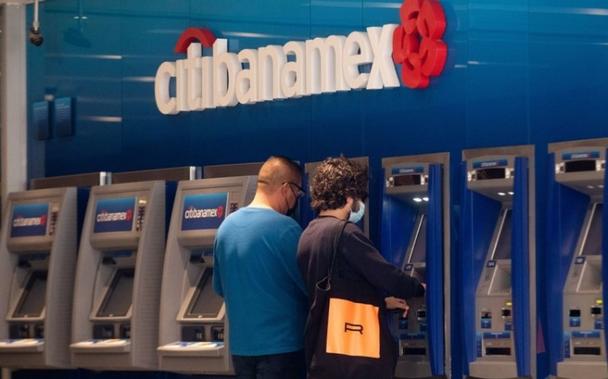 Personas en cajero de Banamex