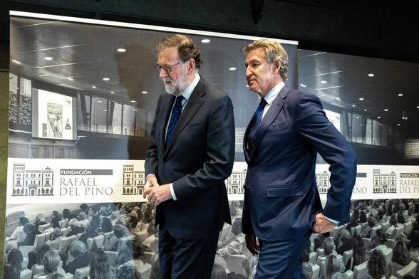 El expresidente del Gobierno Mariano Rajoy junto al líder del PP, Alberto Núñez Feijóo, durante la presentación de su libro 'El arte de gobernar' este miércoles en Madrid.