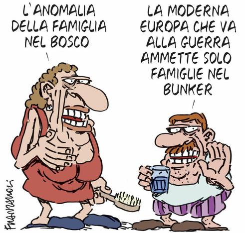Nel disegno, due persone commentano la notizia: "L'anomalia della famiglia nel bosco", dice la prima.
"La moderna europa che va alla guerra ammette solo famiglie nel bunker", aggiunge l'altra.