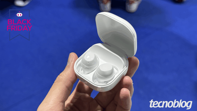 <div class="widget-produto">
            <div class="oferta ">
            <div class="widget-header">
                                    <div class="imagem">
                        <a class="title tb-block-link" href="https://tecno.click/o51" rel="sponsored nofollow" target="_blank"><img src="https://files.tecnoblog.net/wp-content/uploads/2025/11/samsung-galaxy-buds-core-foto-thassius-velosotecnoblog-1060x596.png" /></a>
                    </div>
                
                <div class="widget-info-container">
                    <div class="widget-info">
                        <a class="title tb-block-link" href="https://tecno.click/o51" rel="sponsored nofollow" target="_blank">Samsung Galaxy Buds Core</a>
                        <a class="price tb-block-link" href="https://tecno.click/o51" rel="sponsored nofollow" target="_blank">R$ 220,66</a>
                    </div>
                                            <div class="discount"><s>R$ 349,00</s><b>37% OFF</b></div>
                                    </div>

                                    <hr class="tb-divider" />

                    <div class="pros-cons">
                        <div class="pros">
                            <span>Prós</span>
                            <ul>
                                                                        <li>Cancelamento ativo de ruído (ANC)</li>
                                                                            <li>Bateria para até 35 horas de áudio<