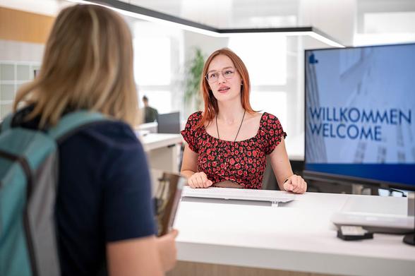 Bücherausleihe der UB Freiberg: Mitarbeiterin und Studentin am Schalter. Foto: C. Mokry