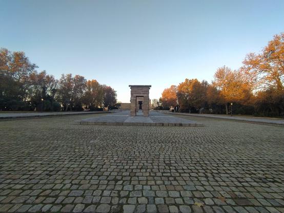 Foto panorámica del templo de Debod, con los pilares delatante y el templo al fondo