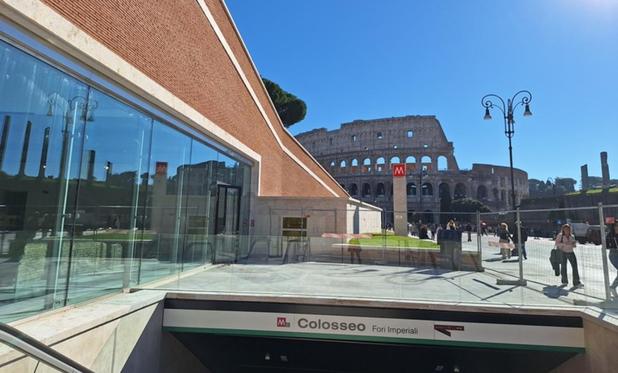 Interni ed esterni delle nuove stazioni Metro C Porta Metronia e Colosseo–Fori Imperiali con banchine, illuminazione e segnaletica quasi completate
