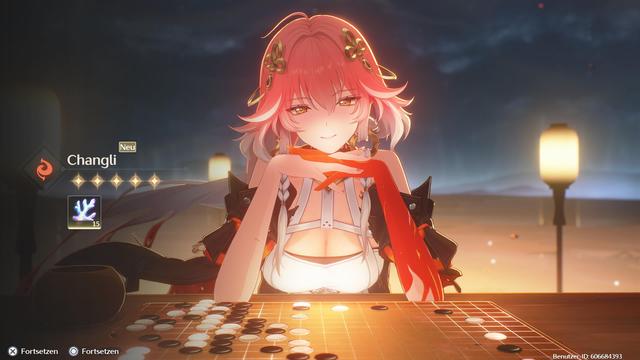 Charakter Changli sitzt mit den HΓ€nden ihren Kopf stΓΌtzend und in die Kamera lΓ€chelnd vor einem Weiqi Brett ~