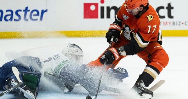 Late goals sink the Ducks against the Canucks