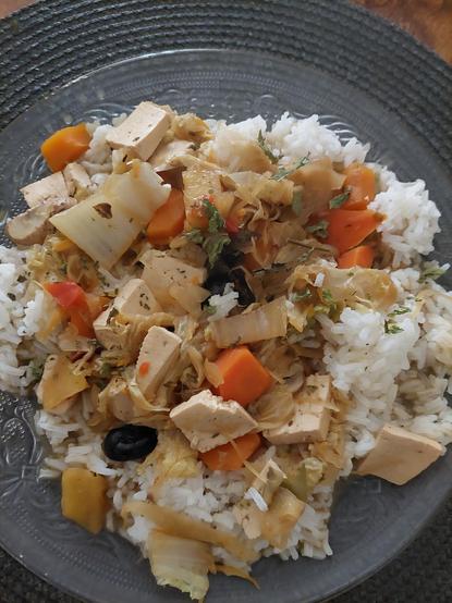 Assiette repas végane 
Riz Thai nature.  Cuisson à chaud cocotte: olives noires, carottes, chou chinois, pomme, demi bouillon cube végétal, huile d'olive, eau, Shoyu,  filet de vinaigre de cidre, légumes lactofermentés, champignons de Paris, gingembre, tofu nature, crème végétale avoine, cannelle en poudre, menthe séchée [de l' été passé]