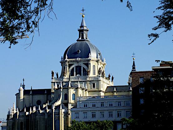 Foto van koepel en deel van kathedraal