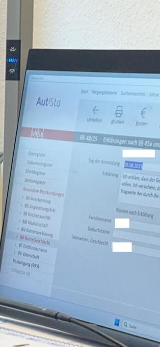 Auf dem Foto ist der Ausschnitt eines Computerbildschirms zu sehen. Angezeigt wird die Eingabemaske des Bearbeitungssystems, welches für die Personenstandsänderungen nach dem SBGG verwendet wird. Neben diversen Eingabefeldern und Icons ist das Logo des Bearbeitungssystems (und damit dessen Name) zu sehen: AutiSta.