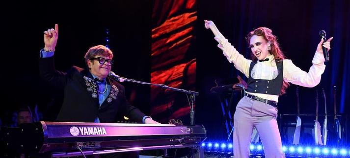 Elton John y Chappell Roan durante un concierto para la Fundación Elton John para el SIDA / Michael Kovac