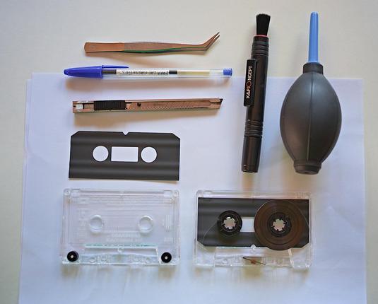 Foto de la cinta de Desperado abierta con herramientas de limpieza y corte.