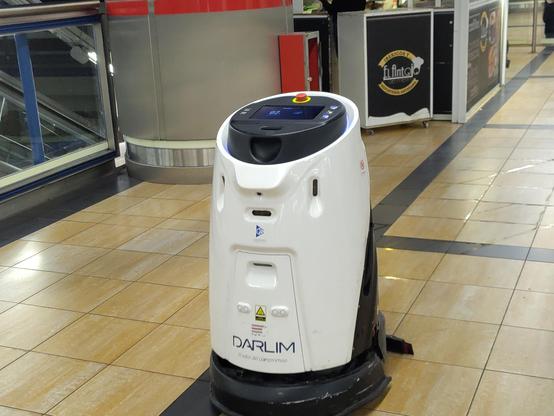 Estación de metro. Se ve un robot limpiador al fondo fregando.

Se llama Darlim
