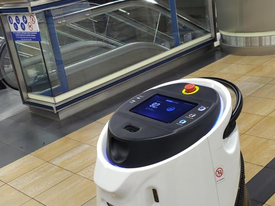 Se ve la tablet que lleva encima el robot limpiador fregador