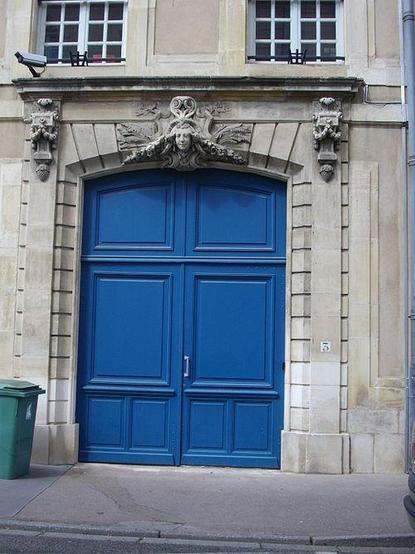 Immeuble à #Nancy (#MeurtheEtMoselle) Construction XVIIIe siècle. Façades et toitures sur rue : inscription par arrêté du 20 avril 1944.
Suite 👉 https://monumentum.fr/monument-historique/pa00106239/nancy-immeuble
#Patrimoine #MonumentHistorique
Photo CC-BY-SA 4.0 : Fab5669